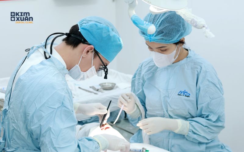 Bác sĩ thực hiện cấy ghép implant trong phòng phẫu thuật vô trùng