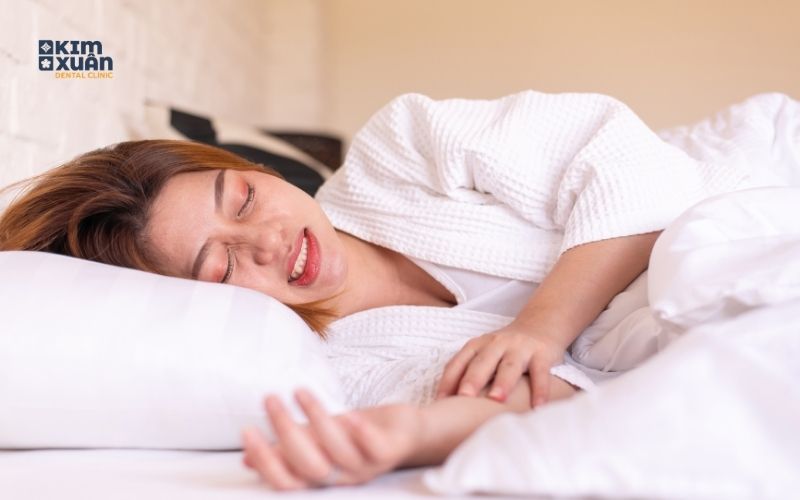 Dấu Hiệu Triệu Chứng Nghiến Răng Khi Ngủ